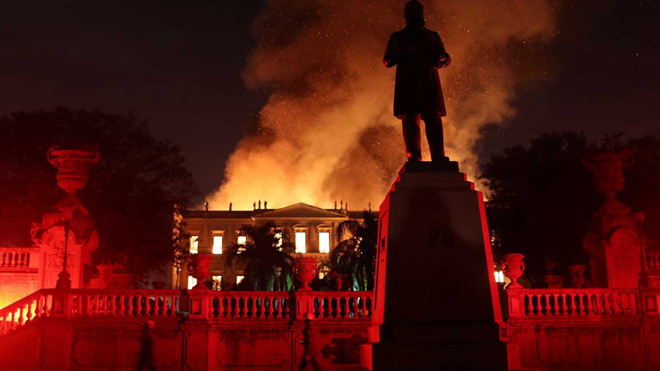 Tác giả 'Nhà giả kim' và bài học lịch sử sau trận cháy bảo tàng Brazil