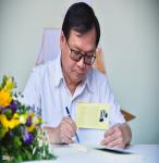 300 độc giả xếp hàng dài xin chữ ký nhà văn Nguyễn Nhật Ánh ở Hội sách