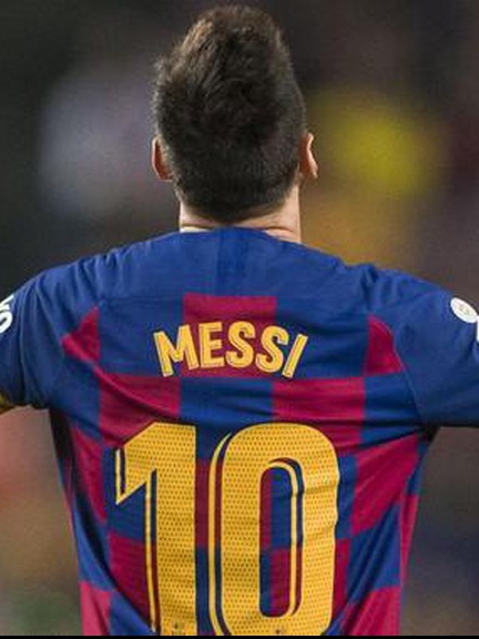 Tại sao mỗi lần ghi bàn, Messi lại chỉ hai ngón tay lên trời?