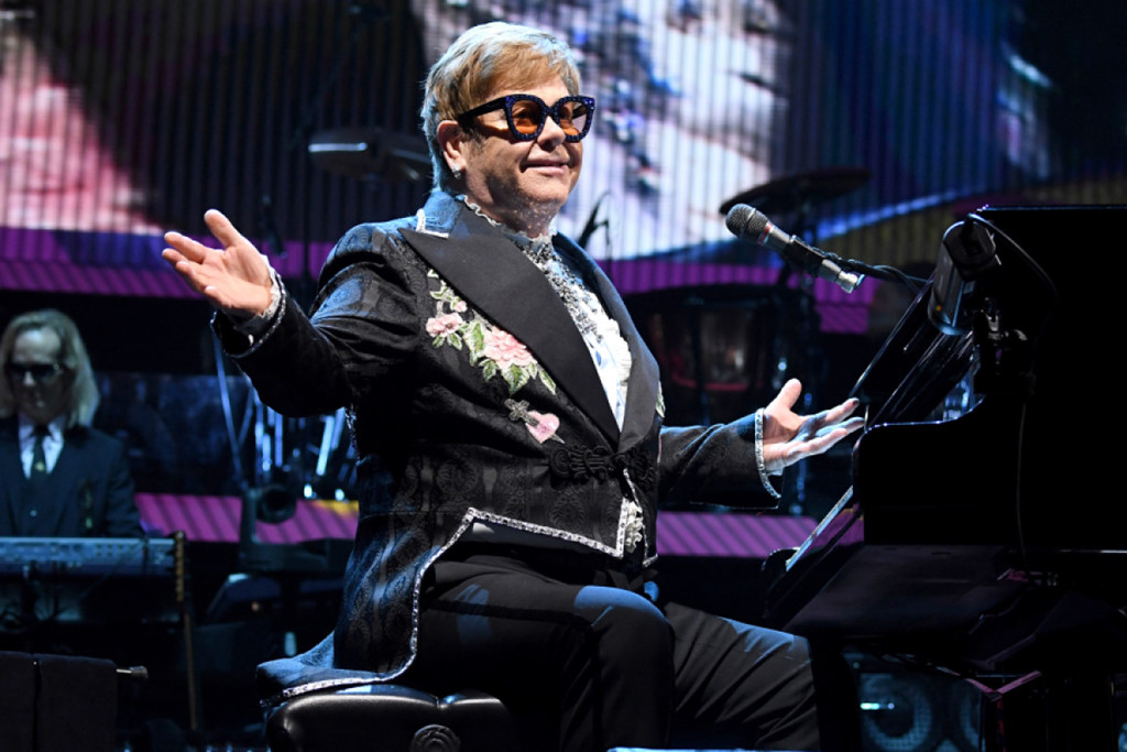 Elton John ‘boc tran’ qua khu den toi va con duong vinh quang gai goc hinh anh 1 